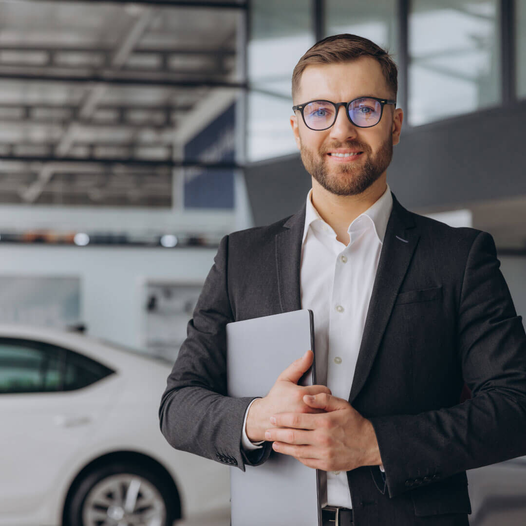 Consultant with glasses explains data-based decisions in the car dealership