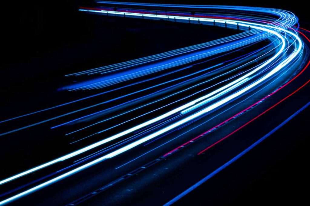 Promotor – Ihr Partner für Beratung in der Automobilbranche 12 Lichtspuren auf einer kurvigen Straße