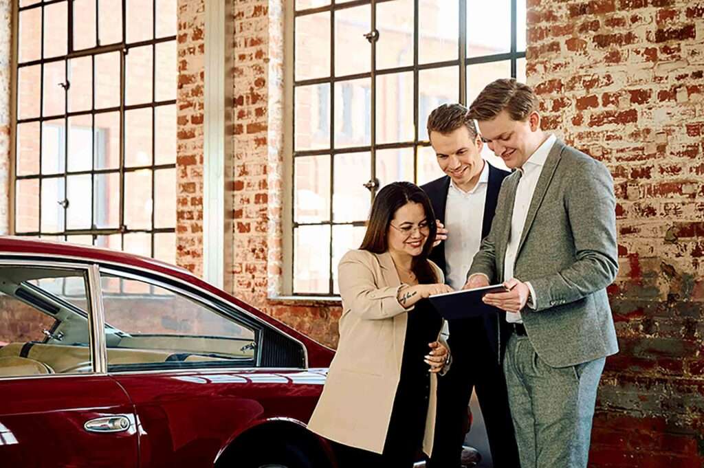 Gruppe junger Führungskräfte im Autohaus